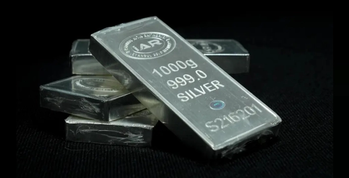 Gümüş fiyatları sert düşüş yaşadı, altın da kayıplarını sürdürüyor