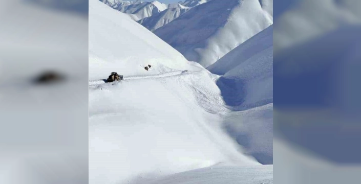 Hakkari'de kar 1,5 metreyi aştı, 353 yerleşim yeri ulaşıma kapandı