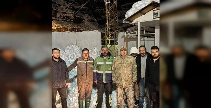 Hakkari'de mahsur kalan 8 maden işçisi dramatik kurtarma operasyonuyla sağ salim ulaşıldı