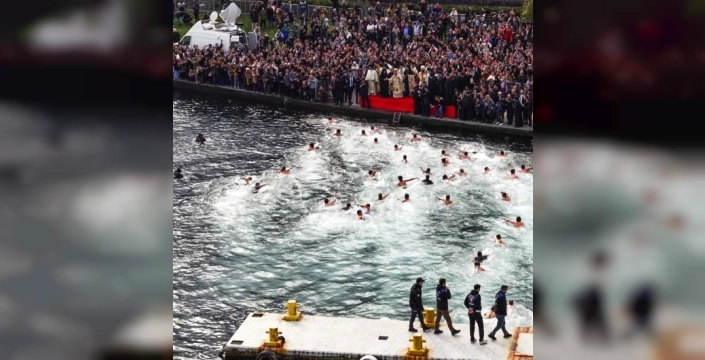 Haliç'te geleneksel haç çıkarma töreni gerçekleşti