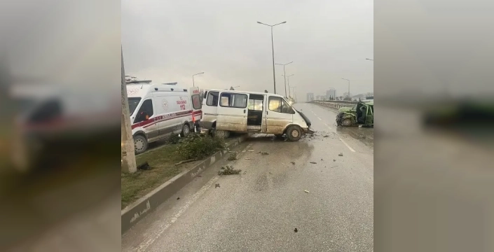 Hatay'da şok edici kaza: Minibüs karşı şeride geçti, beş kişi yaralandı