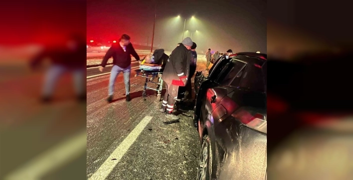 Iğdır'da gece yarısı kaza: Otomobil tıra böyle çarptı, sürücü sıkıştı!