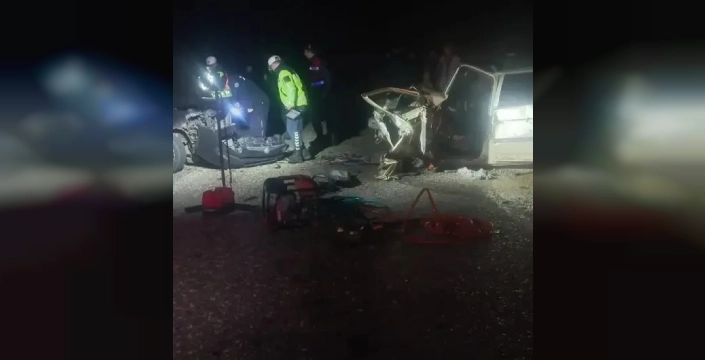 İnegöl'de korkunç kafa kafaya çarpışma: Üç kişi yaralandı