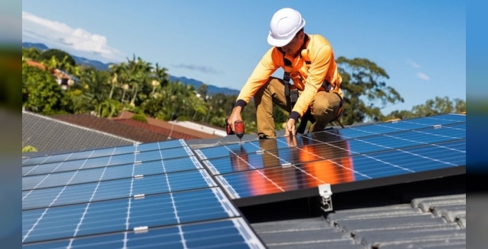 İngiltere'den sıcak evler planı: 1 milyon haneye güneş paneli ve enerji dönüşümü desteği