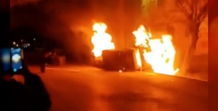 İran'da protestolar isyana dönüşüyor: Sokaklar yangın yeri, Trump savaşla tehdit ediyor