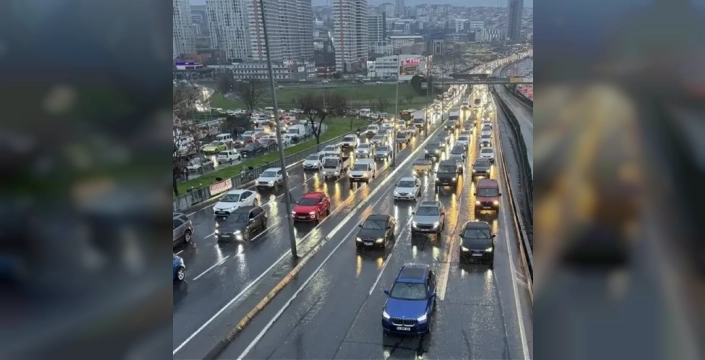 İstanbul'da akşam saatlerinde trafik yoğunluğu yüzde 80'e çıktı