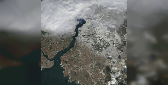 İstanbul'da şaşırtan manzara: Bir yanda kar, bir yanda güneş