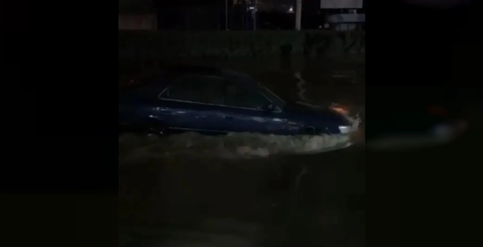 İzmir'de sel felaketi: Otomobil suda yüzdü