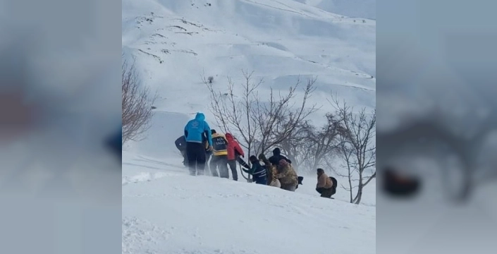 Kar engeline rağmen polis helikopteriyle mucizevi kurtarma: Doğumu yaklaşan kadın hastaneye ulaştırıldı