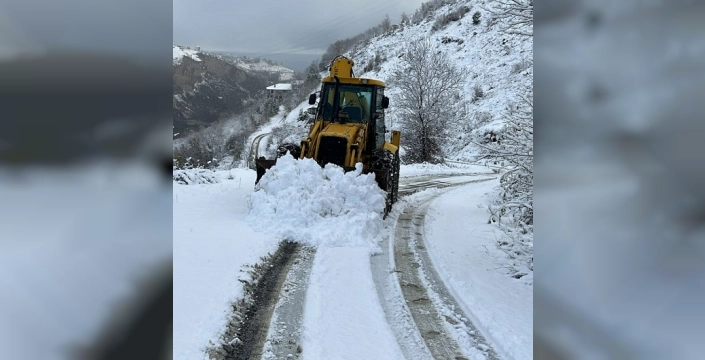 Karadeniz'in zirveleri beyaza büründü: Yüzlerce köy yolu ulaşıma kapandı!