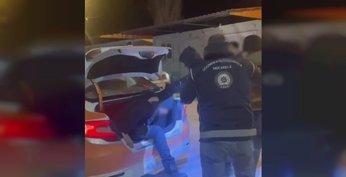 Kars'ta taksi bagajında şok: 2 kaçak göçmen yakalandı