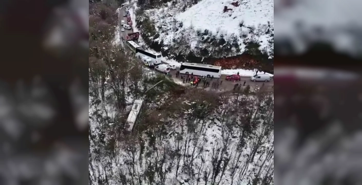 Kartepe'de yürekler ağza geldi: Otobüs şarampole yuvarlandı, 22 kişi yaralandı