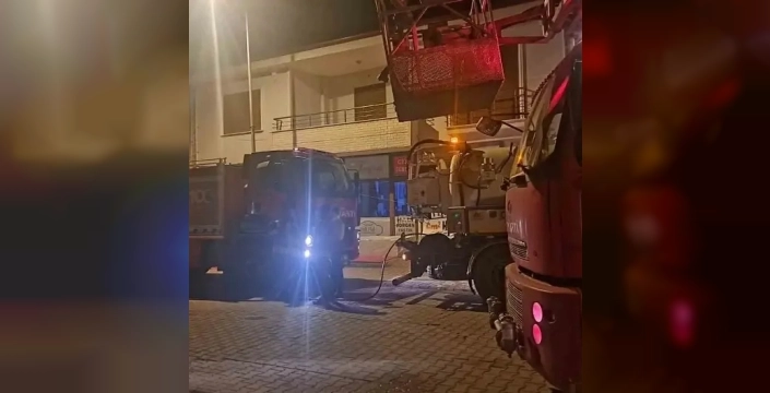 Kastamonu'da fırın çatısında çıkan yangın, ekiplerin hızlı müdahalesiyle söndürüldü