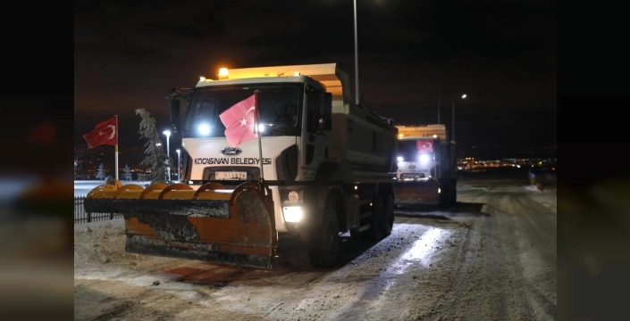 Kayseri'de kar mesaisi dur durak bilmiyor: Kocasinan Belediyesi ekipleri 24 saat sahada