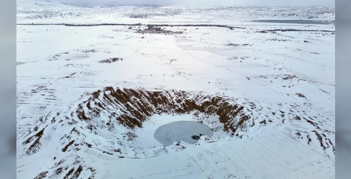 Kızılçan Gölü dondu, kış manzarası kartpostallık görüntüler sundu