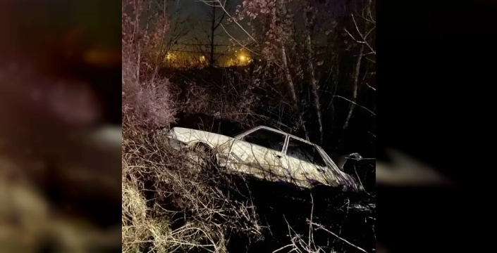 Kontrolden çıkan otomobil ağaca ok gibi saplandı, 1 kişi yaralandı