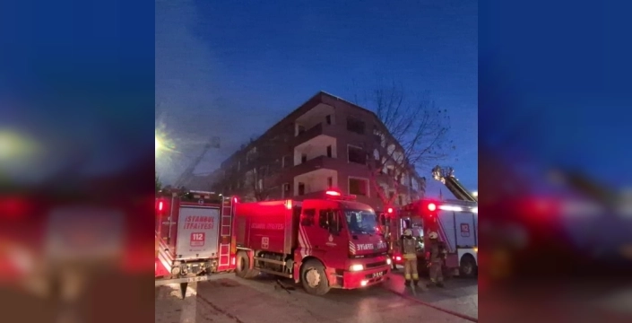 Küçükçekmece'de 3 katlı binada yangın paniği