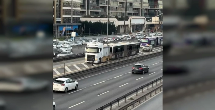 Küçükçekmece'de metrobüs motorunda çıkan yangın itfaiye müdahalesiyle söndürüldü