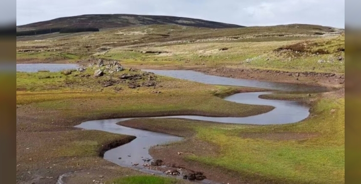 Kuzey İrlanda'daki yok olan gölün gizemi: Aniden binlerce ton suyu yutuyor