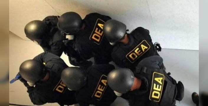 Maduro'yu yakalayan ajanların üzerinde dikkat çeken DEA yazısı