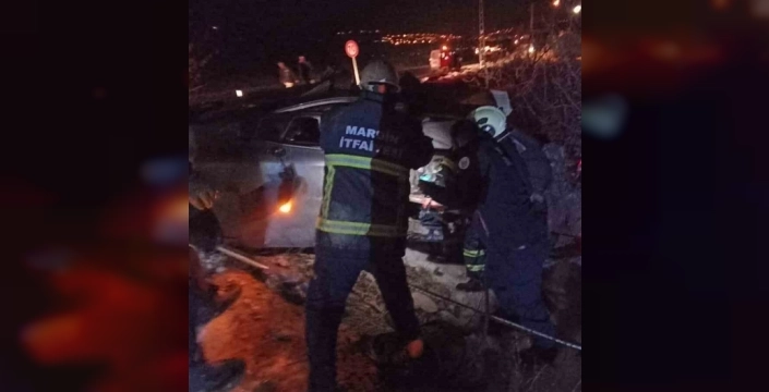 Mardin'de otomobil elektrik direğine çarptı: Bir yaralı