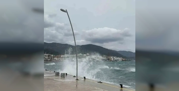 Marmaris'te fırtına hayatı felç etti: Ağaçlar devrildi, vatandaşlar dikkatli olmalı!