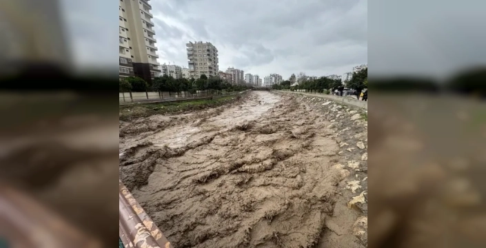 Mersin'de sağanak yağış hayatı olumsuz etkiliyor