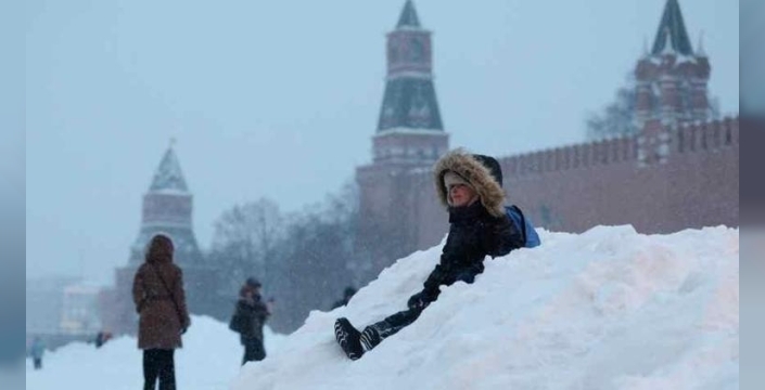 Moskova'da 203 yılın rekoru kırıldı: Sokaklar kar altında kayboldu