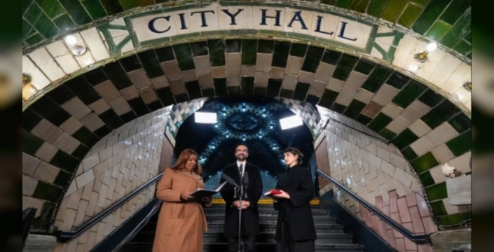 New York'un sosyalist müslüman belediye başkanı, tarihi metro istasyonunda yemin ederek göreve başladı