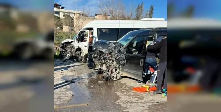 Osmaniye'de servis minibüsü ile hafif ticari aracın çarpıştığı kazada yedi kişi yaralandı