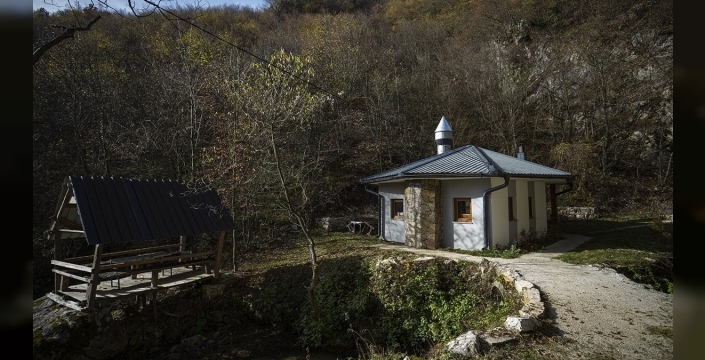 Sadece 10 kişiyi alan minicik camiye Türkiye'den bile akın var!