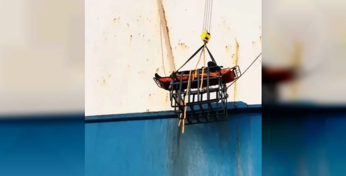 Sahil Güvenlik, Karasu açıklarında gemide fenalaşan vatandaşı kurtardı