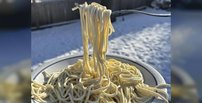 Saniyeler içinde donan makarna, ABD'yi saran dondurucu soğukların şok edici gücünü gözler önüne serdi