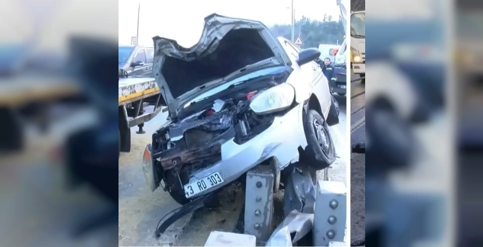 Sarıyer'de yürekler ağza geldi: Otomobil direği kökünden söktü, sürücü araçta sıkıştı!