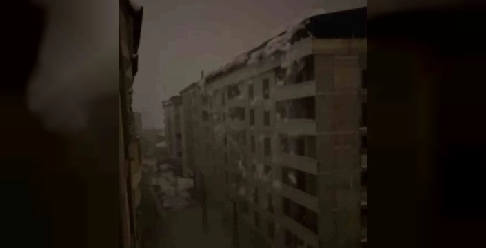 Şemdinli'de dev kar kütlesi elektrik direklerini yerle bir etti, mahalle karanlığa gömüldü!