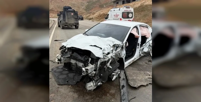 Şırnak'ta otomobil bariyere çarptı: Beş yaralı