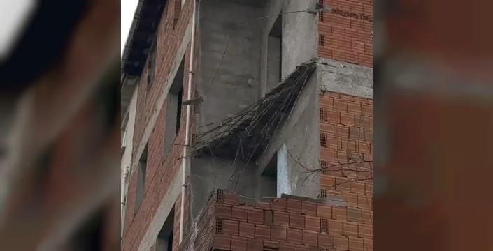 Sultanbeyli'de balkon çöktü, iki araç hasar aldı