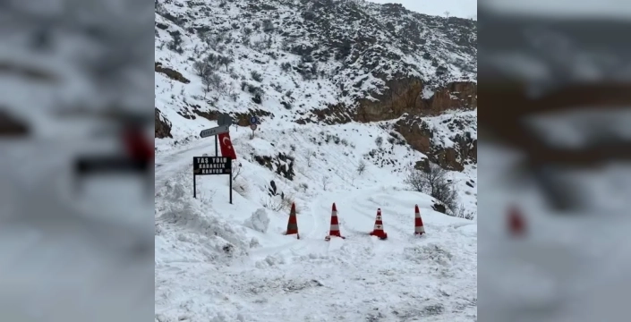 Taş Yolu'na çığ düştü, bölgeye acil ekipler sevk edildi