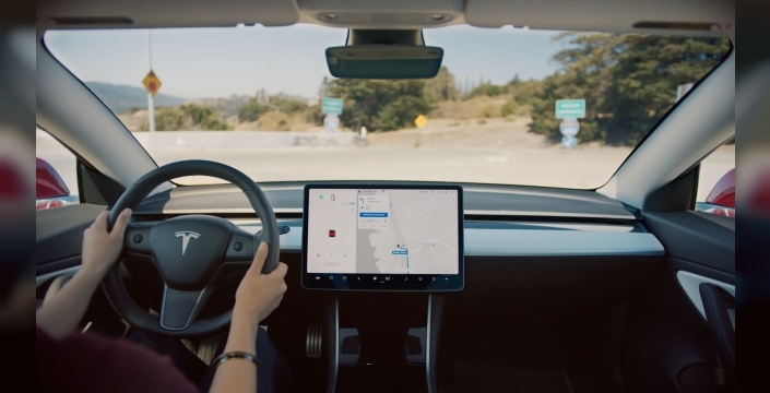 Tesla, Autopilot'u sonlandırarak Full Self-Driving yazılımını teşvik ediyor
