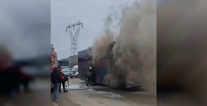 Tokat'ta bakım için bekleyen otobüs alevlere teslim oldu: O anlar kamerada!