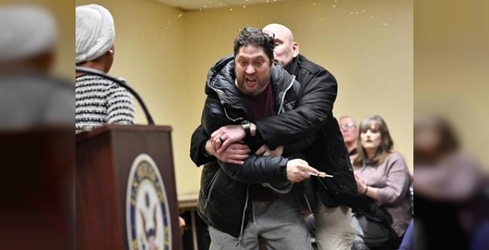 Trump karşıtı vekil Omar, canlı yayında şırıngalı saldırıya uğradı! İşte o şok anlar...