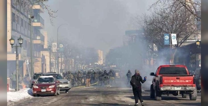 Trump'tan tüyler ürperten paylaşım: Ölen kişinin silahını gösterdi, hükümet kapanma tehlikesiyle karşı karşıya!