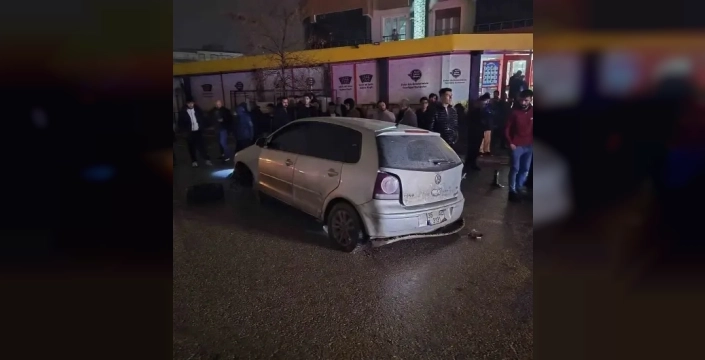 Yağışın yol açtığı çökmede otomobil direğe çarptı: 3 yaralı