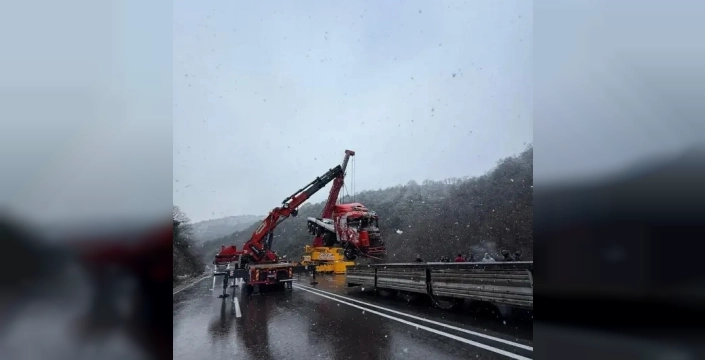 Zonguldak'ta alkollü sürücünün TIR'ı uçuruma devrildi: Sürücüde 115 promil alkol çıktı