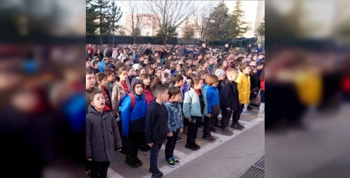 6 Şubat deprem şehitleri için okullarda saygı duruşu!