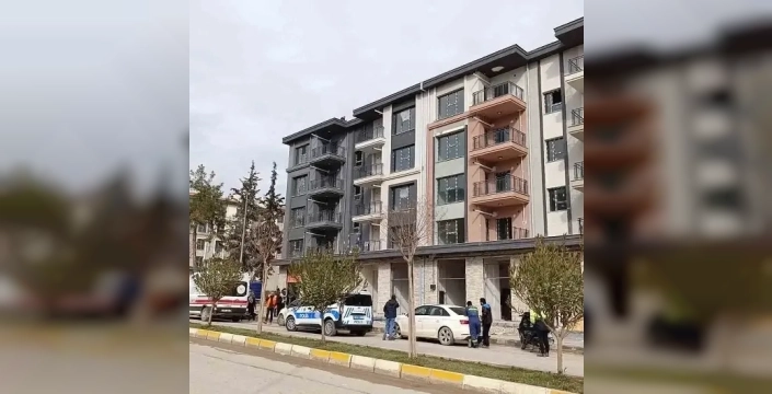 Adıyaman'da işçiler, paralarını alamadıkları için çatıda eylem yaptı