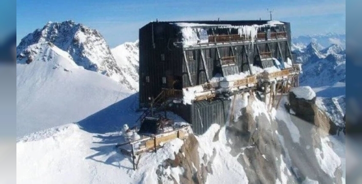 Avrupa'nın en yüksek binasına sadece yürüyerek ulaşılabilen dağ sığınağı