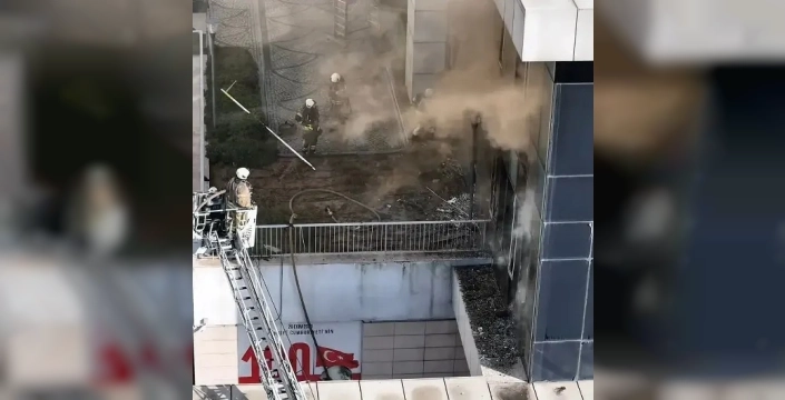 Bağcılar'daki AVM'de gece kulübü alev alev yandı: İtfaiye camları kırarak müdahale etti