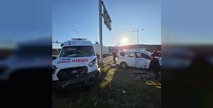Bingöl'de ambulans ile hafif ticari araç çarpıştı, yaralanan yok