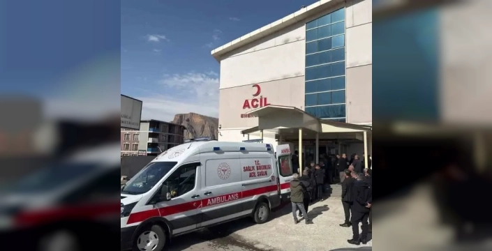 Çukurca'da feci kaza: 8 kişi yaralandı